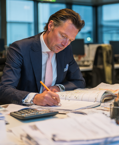 Een man die aan een boek schrijft